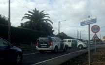 Coches de la Guardia Civil saliendo ayer de la casa de Osedo.