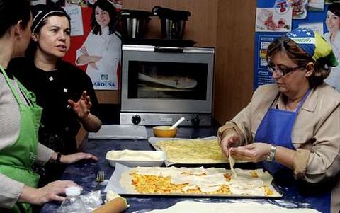 En el centro comercial de Vilagarc�a se cocinaron kilos de comida para el comedor social.