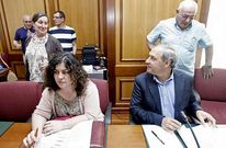 Jos� Tom� y Mar�a Xos� Vega intercambian miradas ante del comienzo de un pleno. 