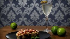 Blossom Martini. Pur� de patata, pulpo, vinagreta de piment�n junto a gin, albari�o y kirch.