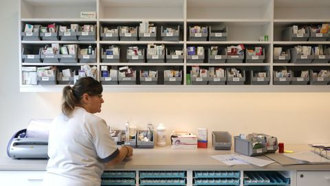 Almac�n donde se guardan los f�rmacos de los residentes en un centro de mayores en Pontevedra
