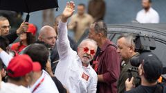  El presidente de Brasil y candidato a la reelecci�n Luiz In�cio Lula da Silva saluda a sus seguidores tras votar en la segunda vuelta de las elecciones presidenciales este domingo, en la Escuela Estatal Jo�o Firmino Correia de Ara�jo, en S�o Bernardo do Campo, en el estado de S�o Paulo