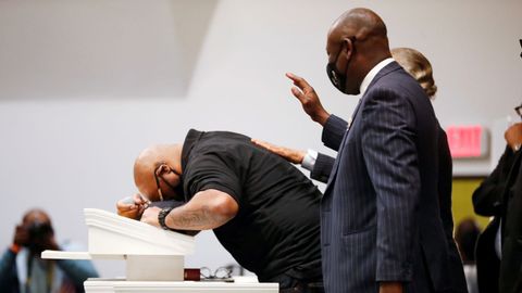 Terremce Floyd, hermano de George Floyd, durante una vigilia realizada antes del juicio