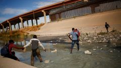 Un grupo de migrantes cruzan el r�o Bravo hacia El Paso (Texas).