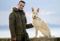 Enrique Dom�nguez, en el monte de A Gu�a, con su perra Meiga, una cachorra de seis meses de edad. 