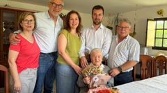 Ang�lica Moreira, en su casa de Paderne, con familiares, el alcalde y concejales que fueron a felicitarla por su 103.� cumplea�os