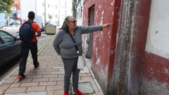 Isabel Riveiro muestra una de las zonas m�s degradadas del barrio de Recimil. 