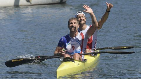 a pareja formada por franceses Quentin Urban y Jeremy Candy, vigentes vencedores del el Sella y campeones en el ltimo Europeo, han vuelto a imponerse al sprint en la 85 edicin del Descenso Internacional del Sella, una prueba en la que han tomado la salida unos 1.100 palistas de 18 pases. y que este ao se ha visto dificultada por el bajo caudal del ro y la bajamar