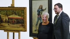 El presidente del Principado de Asturias, Adrin Barbn, junto a Pose de Francisca Rico, nieta del alcalde, durante el acto de restitucin a los herederos de Pedro Rico, exalcalde de Madrid, de los cuadros no devueltos por la dictadura franquista este lunes, en el Museo de Bellas Artes de Asturias, en Oviedo.