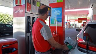 El precio de los combustibles sigue subiendo y en algunas gasolineras ya supera los 2 euros el litro