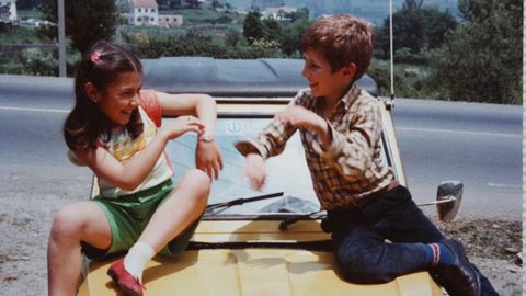 Con su hermano. Ambos se dedican a la ingenier�a. En la foto, de ni�os, en el cap� de un coche