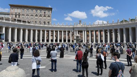 Los fieles mantuvieron la distancia social en la plaza vaticana