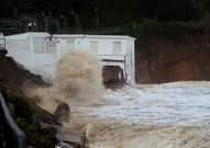 El agua acab� tirando la escalera de madera al tiempo que bat�a al castigado inmueble del arenal.