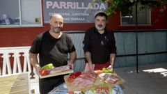 Sergio Martnez, a la derecha en la foto, con parte de la materia prima que usa en la parrilla.