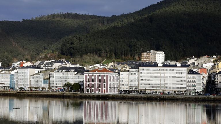 El Conservatorio de M&uacute;sica de Viveiro, en primer plano en la fachada mar&iacute;tima