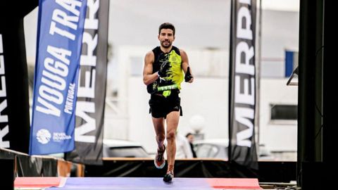 Manuel Pais, cruzando la l�nea de meta de la competici�n que complet� en Portugal.
