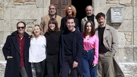 De la Torre con parte del equipo de Tratamos demasiado bien a las mujeres en San Simn da Costa.