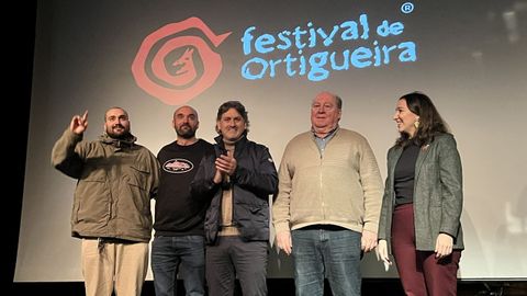 De izquierda a derecha, Juan Prieto y Joseba Silvent, autores del cartel ganador; Valent�n Calv�n, alcalde; Alberto Balboa, director del festival; y Sof�a Garc�a, secretaria de la Escola de Gaitas, el s�bado en el Teatro de Beneficencia