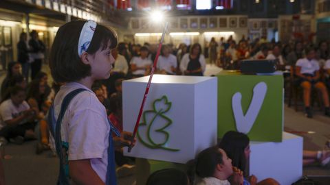 Unha escolar durante o espect�culo de maxia de Galicia Ilusiona con Dani Polo