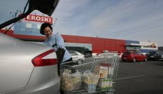 El h�per de Eroski se ha sumado a Alimerka entregando alimentos.