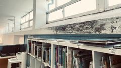La pared de la biblioteca del CEIP Pluriling�e Santa Rita de Galdo, en Viveiro, llena de humedades.