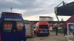 El utillero del Arousa se cae del alto del tejado de la grada del campo de f�tbol de A Lomba