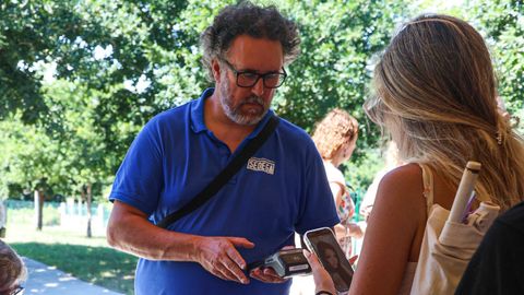 Una usuaria paga con tarjeta en la piscina de O Couto, en Nar�n.
