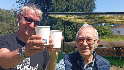 El due�o de A Rotonda de Ares, junto a su padre, brindado por su nuevo proyecto
