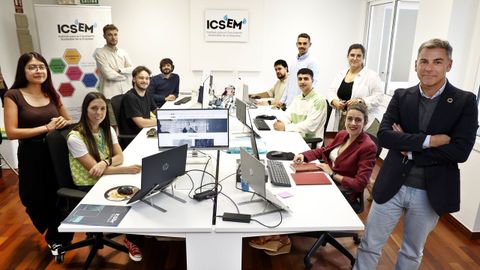 Parte del equipo de ICSEM, la consultora especializada en sostenibilidad, en su sede de Vigo