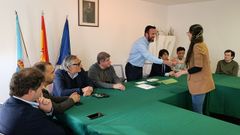 El acto de entrega del dinero se celebr� en el sal�n de plenos de la casa consistorial.