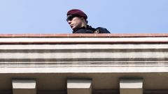 Un agente de polic�a vigila la ceremonia en honor a las v�ctimas del atentado terrorista del 17 de agosto del a�o pasado