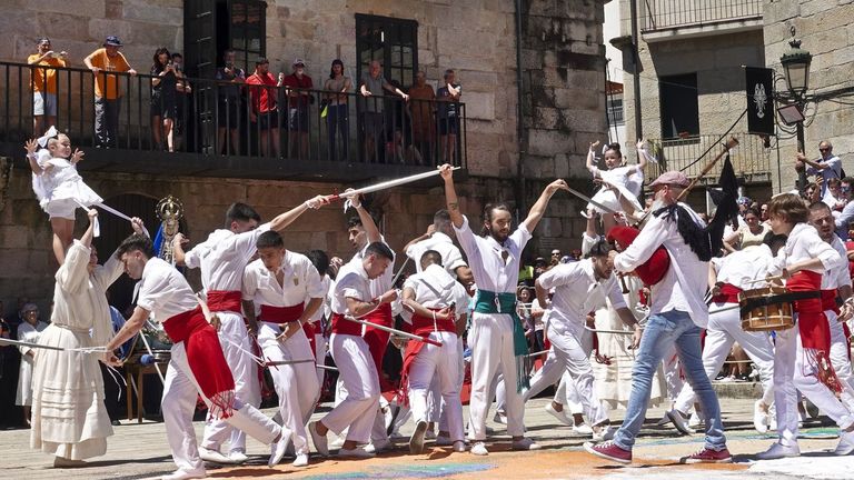 Baile de las espadas y las penlas del Corpus de Redondela en una imagen de archivo. 