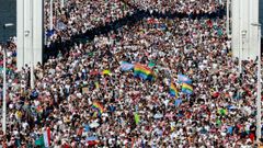 Miles de personas cruzan el puente de Isabel, este sábado durante el desfile del Orgullo en Budapest.