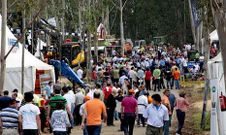 Vista de visitantes a Galiforest durante la pasada edici�n, en Sergude.