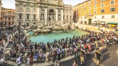 Imagen de archivo de la fontana de Trevi rodeada de turistas
