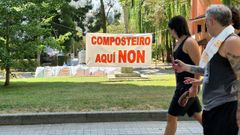 Cartel contra la instalaci�n de un centro de compostaje comunitario en el barrio de Camplongo, en Pontevedra