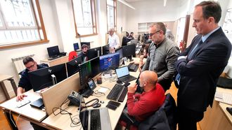 El departamento de tecnolog�as supervisando los avances en la sede del Puerto en la plaza da Estrela para restaurar los servicios tras el ciberataque.