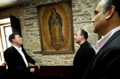 El presidente de Panam�, ante el cuadro que motiv� su propuesta en Betanzos. 