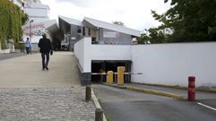 El aparcamiento est� situado bajo la nave provisional del mercado, entre la alameda del Carb�n y la nave de la Pescader�a de Ucha.