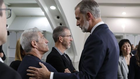 El rey conversando con uno de los familiares de víctimas de la dana