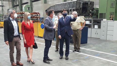 El consejero de Industria, Empleo y Promoci�n Econ�mica, Enrique Fern�ndez, visita junto a la directora general de Industria, Rosana Prada, las instalaciones de la empresa Santa B�rbara Sistemas en Trubia