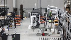 Empleados trabajando en una de las empresas del pol&iacute;gono de R&iacute;o do Pozo, que concentra parte del tejido empresarial de Nar&oacute;n.