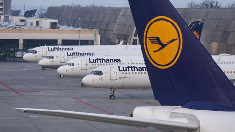 Los aviones de la aerolínea Lufthansa, estacionados en el aeropuerto internacional de Francfort.