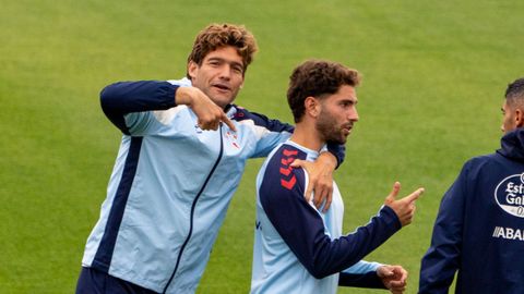 Marcos Alonso bromeando con Javi Rueda en el inicio del entrenamiento de&nbsp;este mi&eacute;rcoles.