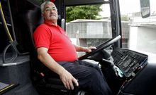 Jos� Manuel es conductor de autob�s y su mujer no trabaja. 