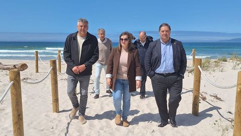 El subdelegado del Gobierno en A Coru�a, Julio Abalde (en la derecha), supervis� la renovaci�n de las pasarelas y los cierres dunares en la playa de Carnota junto al alcalde, Juan Manuel Saborido (en la izquierda)

