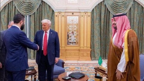 Trump saluda al presidente interino de Siria, Admed al Sharaa en presencia del príncipe heredero saudí, Mohamed bin Salman