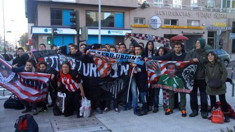 Rodeados por aficionados del Athletic, con los que tienen un vnculo muy estrecho