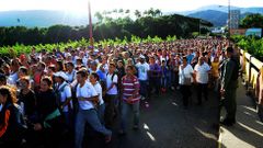 Centenares de venezolanos cruzan a Colombia para comprar medicinas y comida