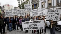La protesta de los vecinos de San Vicente fue a las puertas de la Diputaci�n en Ourense